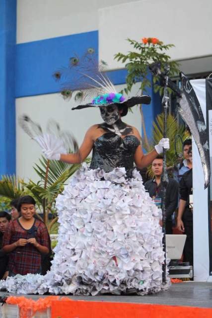 Trajes de online catrina reciclados