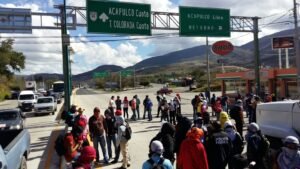 Normalistas encapuchados de Ayotzinapa cierran la Autopista