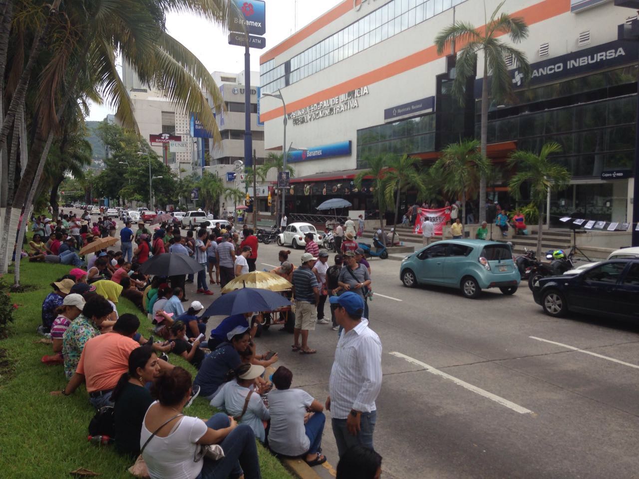 Maestros bloquean la Costera en Acapulco - El Sol de Chilpancingo