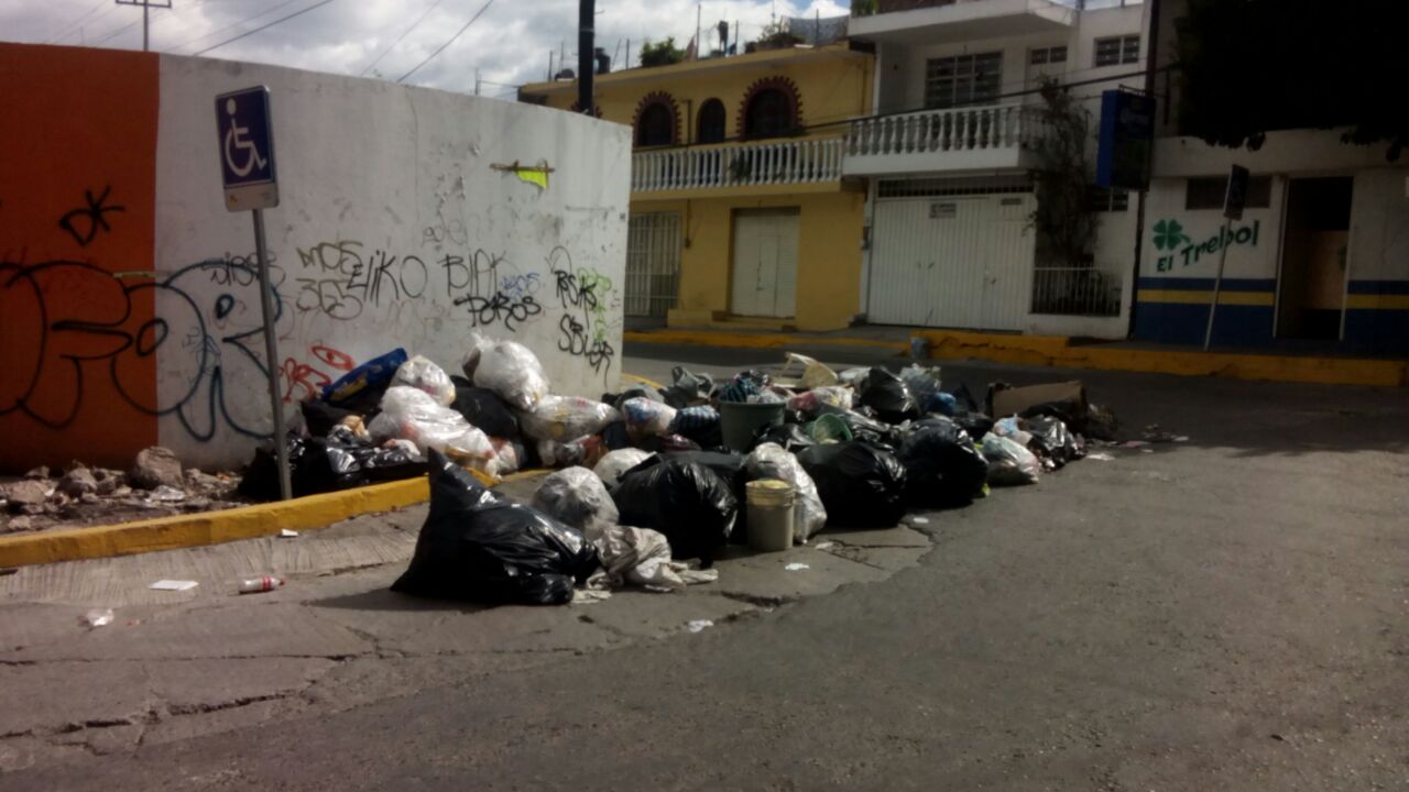 Colonos arrojan basura en la calle como protesta - El Sol de Chilpancingo