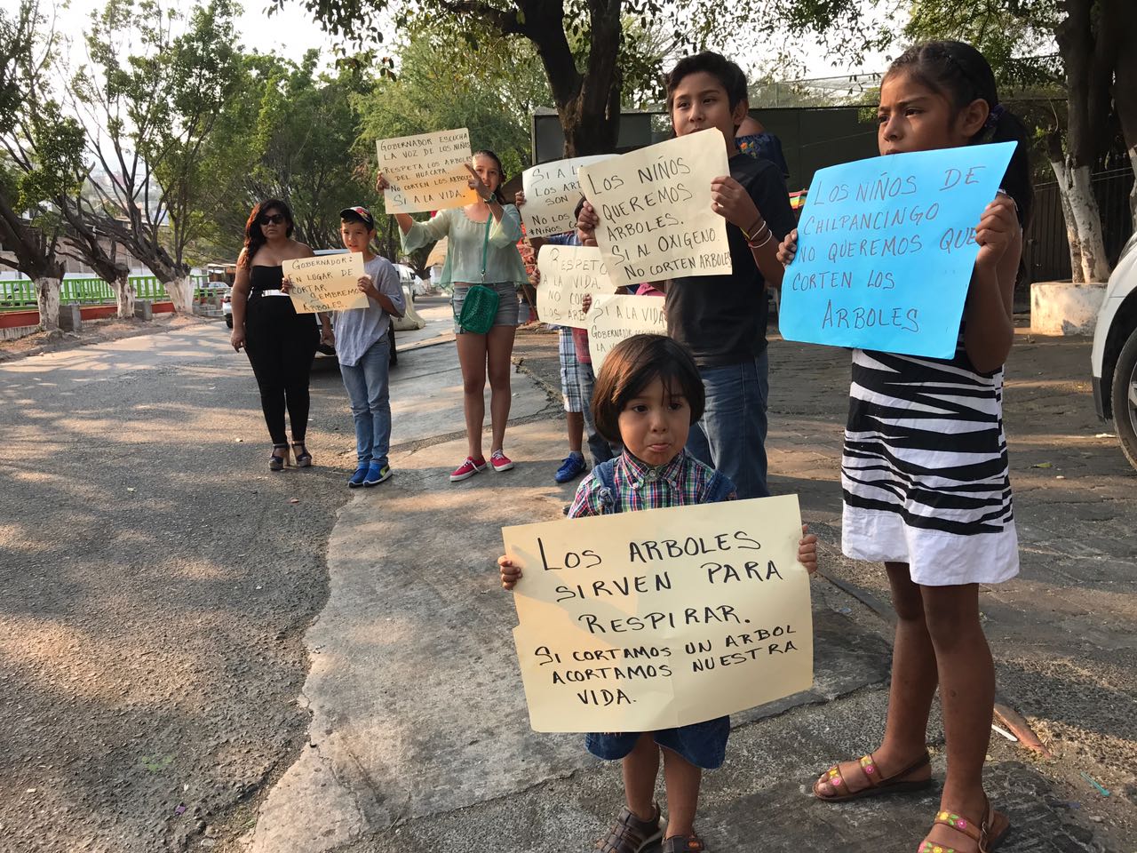 Niños se manifiestan contra tala de árboles en el encauzamiento - El ...