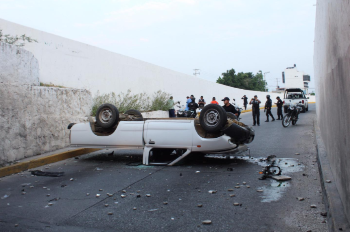 Mujer vuelca en su camioneta en el encauzamiento Huacapa - El Sol de ...