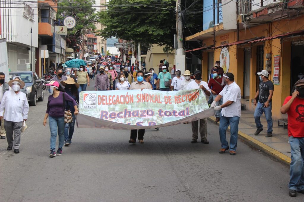 Trabajadores de la UAGro marchan en contra de la aplicación del ISR a ...
