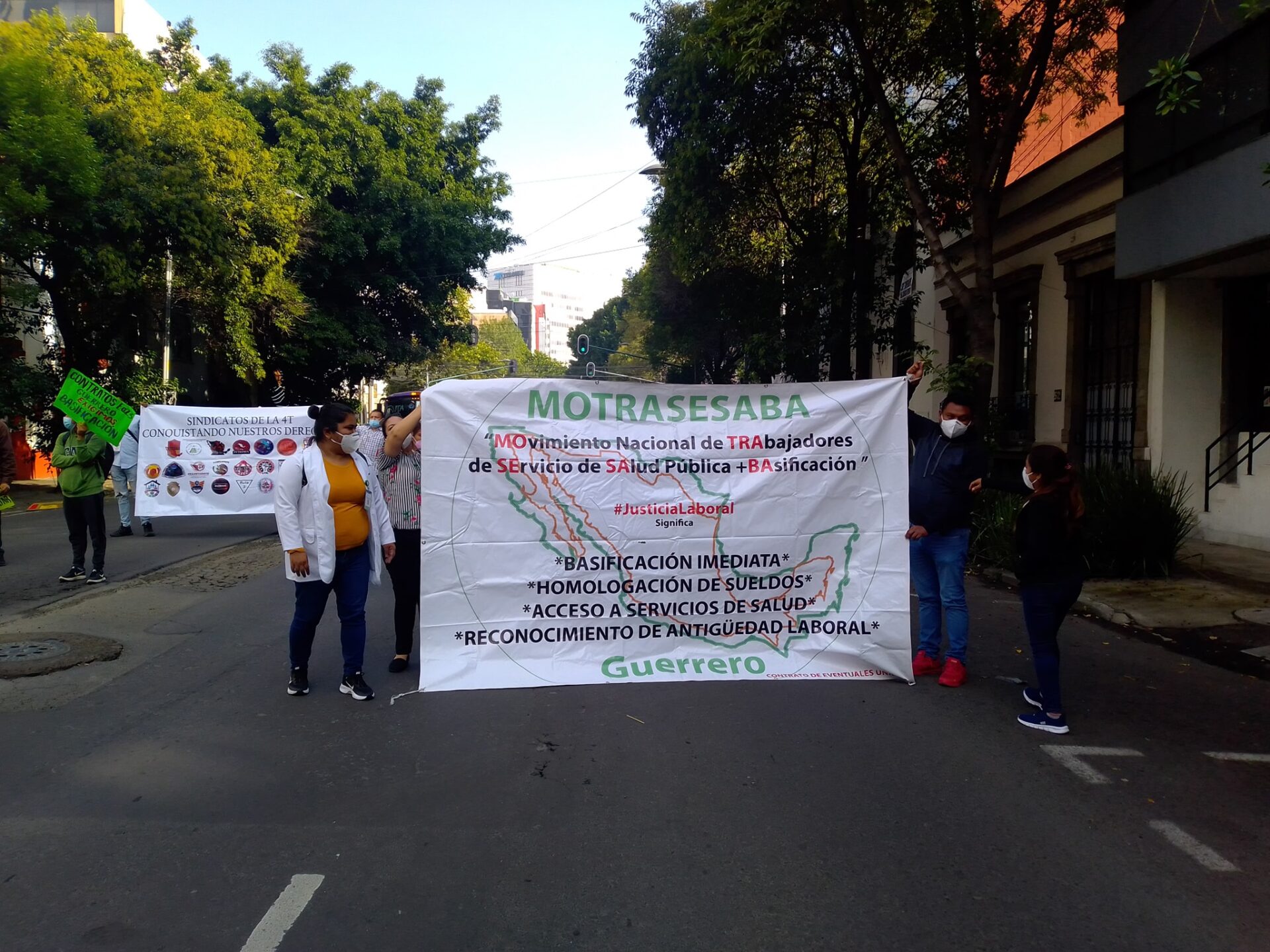 Trabajadores de Salud bajo contrato se movilizan en la Ciudad de México ...