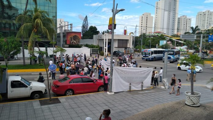 Bloquean maestros la Costera Miguel Alemán para exigir plazas y pagos a ...