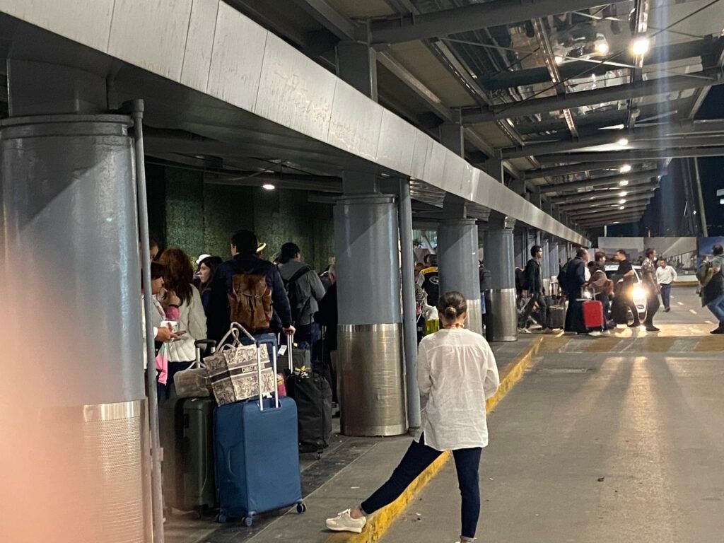 Denuncian protección a taxistas "oficiales" y falta de opciones en