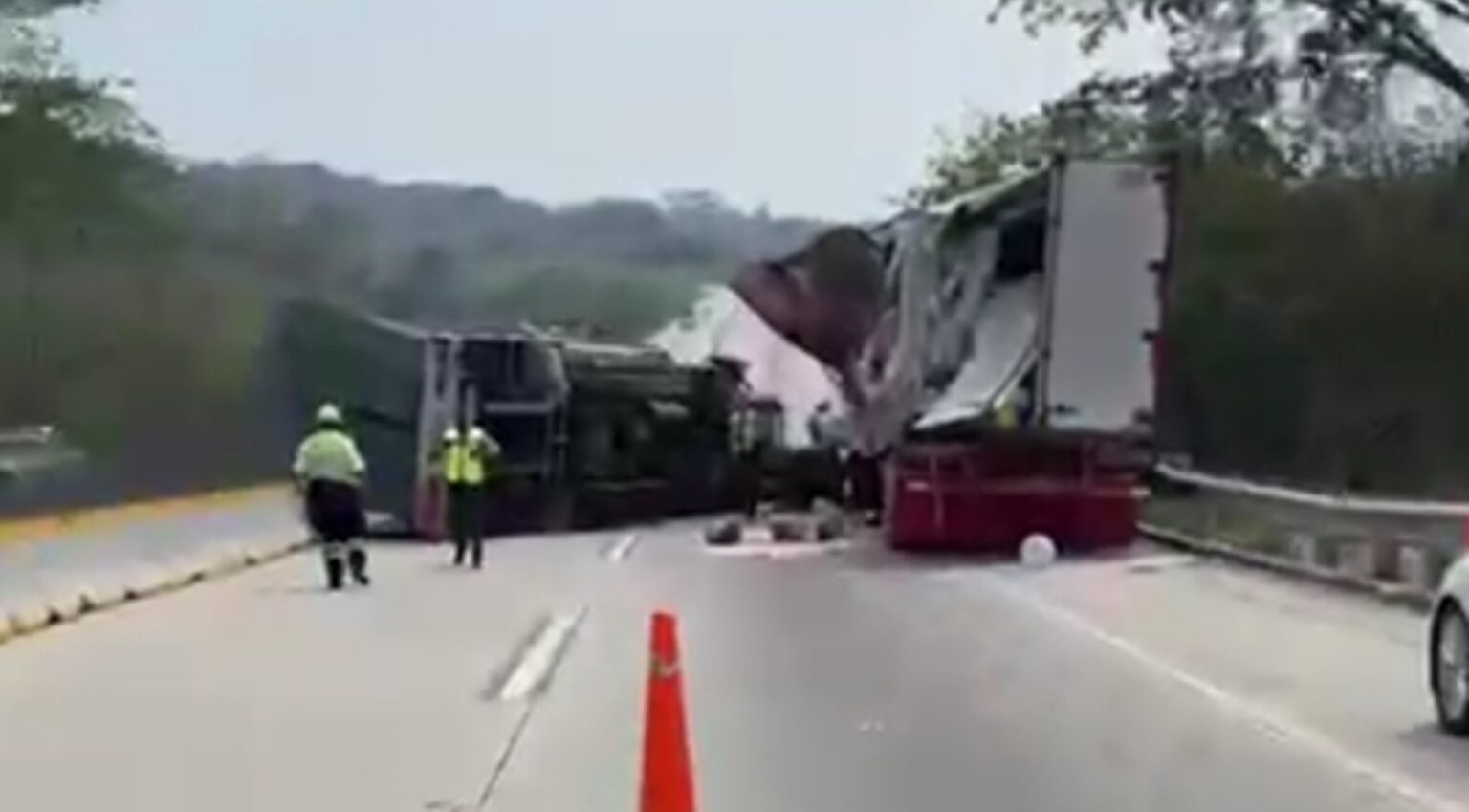 Trailers chocan y uno vuelca, en Acapulco - El Sol de Chilpancingo