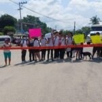 Bloquean padres de familia de un Centro EMSAD, en San Pedro Cacahuatepec
