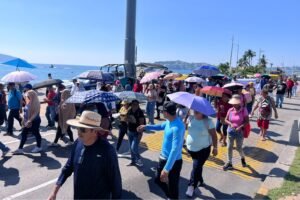 Maestros de la CETEG marchan en la Costera para exigir la abrogación de la Ley del ISSSTE 2007