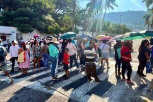 Padres bloquean la Costera para exigir electricidad en primaria