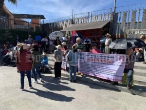 Jubilados y pensionados toman el Palacio de Gobierno en Chilpancingo