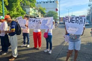 Protestan padres de familia para exigir salida de maestro y obras de reconstrucción en secundaria