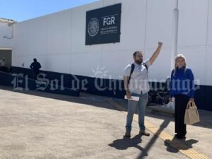 Acude hijo de la doctora Adela Rivas a interponer una denuncia ante la FGR; pide reabrir carpeta de investigación del asesinato de su madre