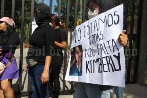 Marchan en Chilpancingo para exigir a la FGE avances en la desaparición de menor de 13 años