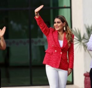 Evelyn Salgado refrenda compromiso con Guerrero en homenaje a la Bandera