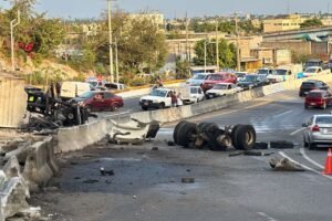 Tres lesionados deja volcadura e incendio de vehículo en la avenida Escénica