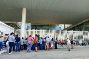 Jubilados y pensionados bloquean el Centro Estatal de Servicios ante el retraso en pago de pensiones