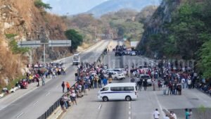 Transportistas y pobladores de Tierra Colorada bloquean la Autopista del Sol; exigen frenar avance de autodefensas