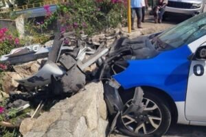 Taxista se impacta contra muro en Joyas de Brisamar