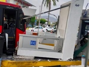Camión del Acabús se queda sin frenos y se impacta contra caseta del Maxitúnel
