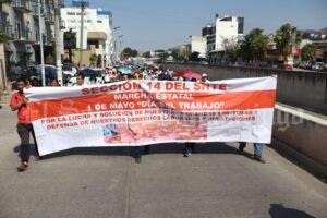 Marchan agremiados al SNTE; exigen el pago del bono de despensa para el personal del PAAE