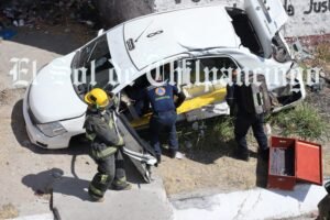 Tres heridos, incluido un menor, tras choque entre urvan y vehículo particular en Bulevar Vicente Guerrero