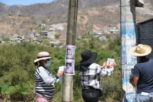 Colectivo Luciérnaga inicia jornada de búsqueda y pega de fichas por 40 desaparecidos en Tlapa