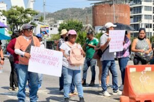 Personal del PAAE y no FONE bloquean la Costera Miguel Alemán y toman oficinas fiscales de Costa Azul