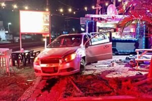 Conductor pierde el control y provoca accidente en la zona Diamante de Acapulco