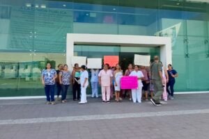 Mantienen trabajadores del Hospital Donato G. Alarcón protesta y exigen la salida del jefe de Recursos Humanos