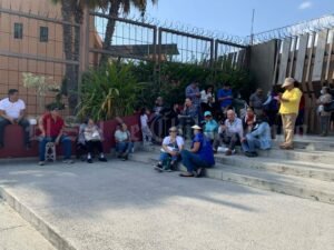 Jubilados y pensionados protestan en Palacio de Gobierno