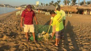 Refuerzan limpieza y vigilancia en playas de Acapulco