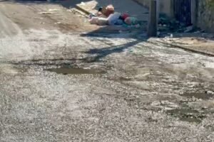 Vecinos reportan fuga de aguas negras y baches en avenida México de Acapulco