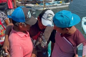 Pescadores náufragos se reencuentran con sus familias en Acapulco