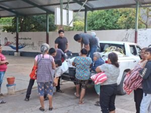 Normalistas de Ayotzinapa reparten insumos alimenticios en comunidades