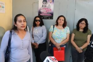 Padres de familia de la primaria “Lázaro Cárdenas” rechazan retiro de maestra de sexto grado