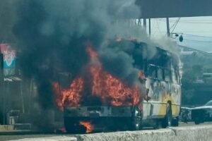 Incendian tráiler cerca de la Caseta de La Venta