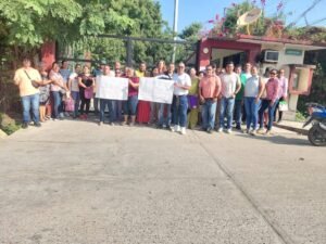 MAESTROS Y ADMINISTRATIVOS DE LA SECCIÓN 14 DEL SNTE VUELVEN A TOMAR OFICINAS DE LA SEG EN TECPAN