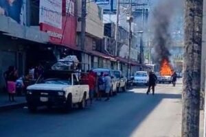 Incendian camioneta del transporte público en Ciudad Renacimiento