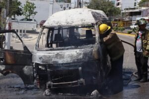 Hombres armados queman urvan en la Calzada Pie de la Cuesta