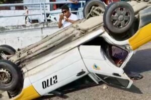 Vuelca taxi colectivo en acceso al paso a desnivel de la Y Griega