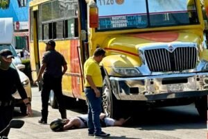 Camión urbano atropella a motociclista en la avenida Ruiz Cortines de Acapulco