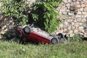 Vehículo cae a canal pluvial de la avenida Universidad de Acapulco