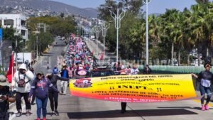 Marchan integrantes del Frente Democrático del SUSPEG en Chilpancingo; exigen anular toma de nota y rescate del ISSSPEG