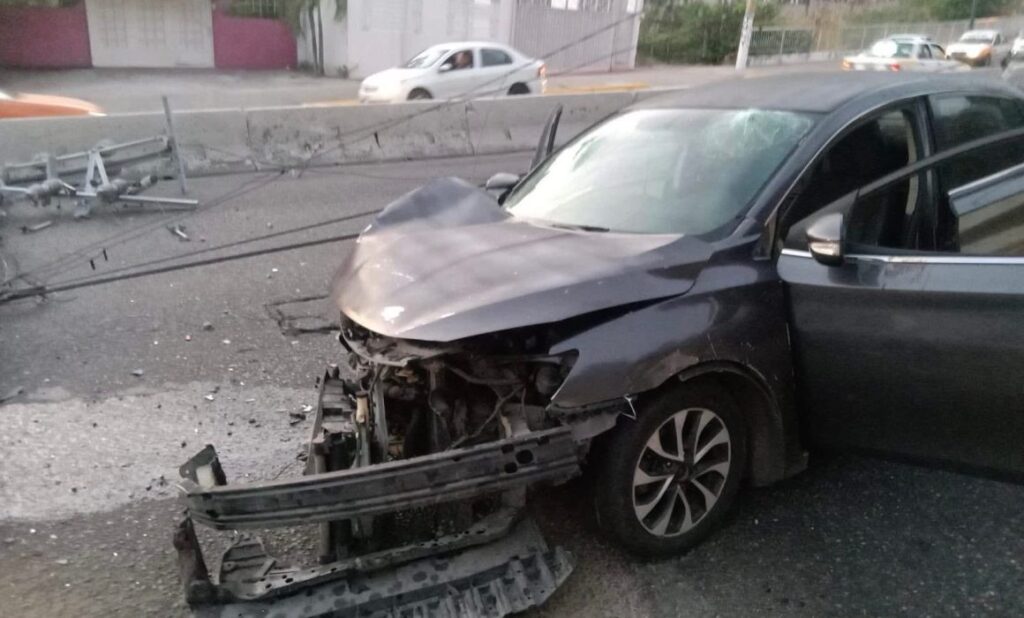 Automovilista choca contra poste derribado y abandona vehículo - El Sol ...