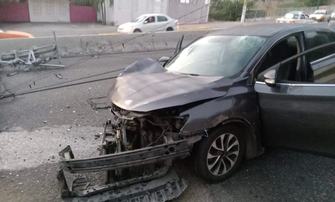 Automovilista choca contra poste derribado y abandona vehículo - El Sol ...