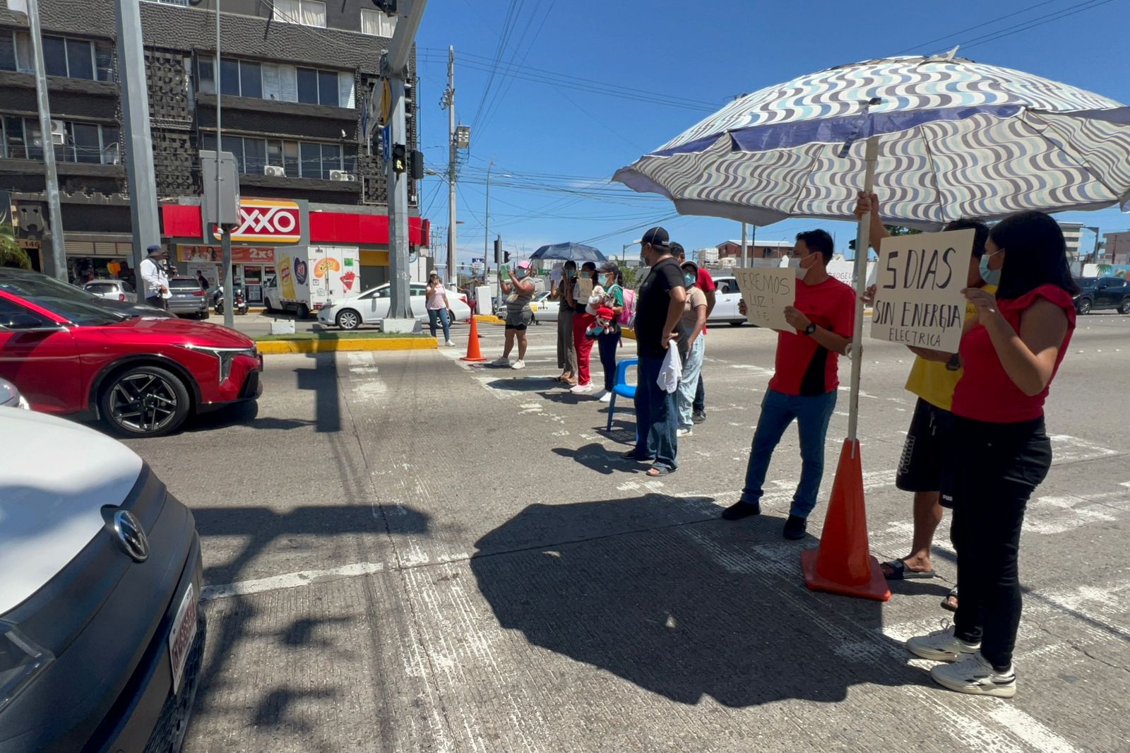 Comerciantes bloquean la avenida Cuauhtémoc por falta de energía ...