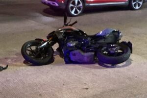 Accidente en la Costera Miguel Alemán deja a dos motociclistas lesionados