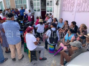 Adultos mayores toman oficinas del IGATIPAM; exigen el pago de programas sociales
