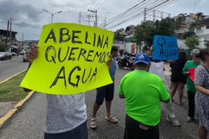 Vecinos bloquean la calzada Pie de la Cuesta para exigir reparación de tubería y restablecimiento del agua potable
